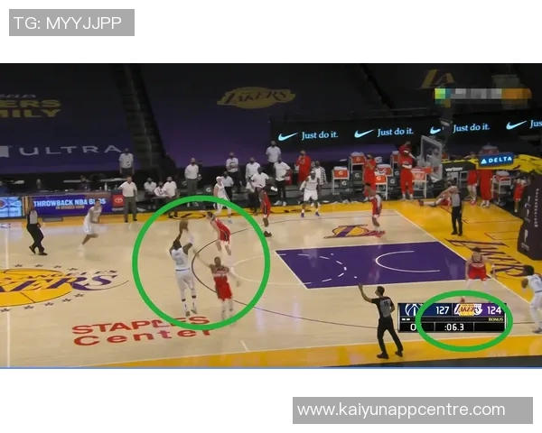 文班半场示意哈珀空接成功引发全场惊叹瞬间