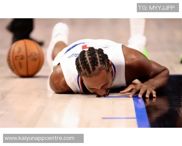 伦纳德因左膝不适提前结束客场之旅回洛杉矶接受治疗 伦纳德因左膝不适提前结束客场之旅回洛杉矶接受治疗